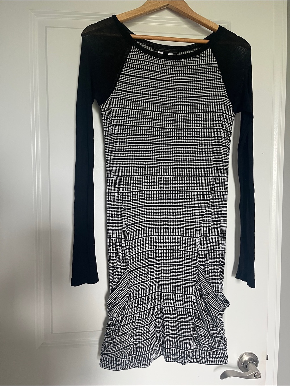 BCBGMAXAZRIA Black White Geometric Knit Long Sleeve Ruched Mini Dress M